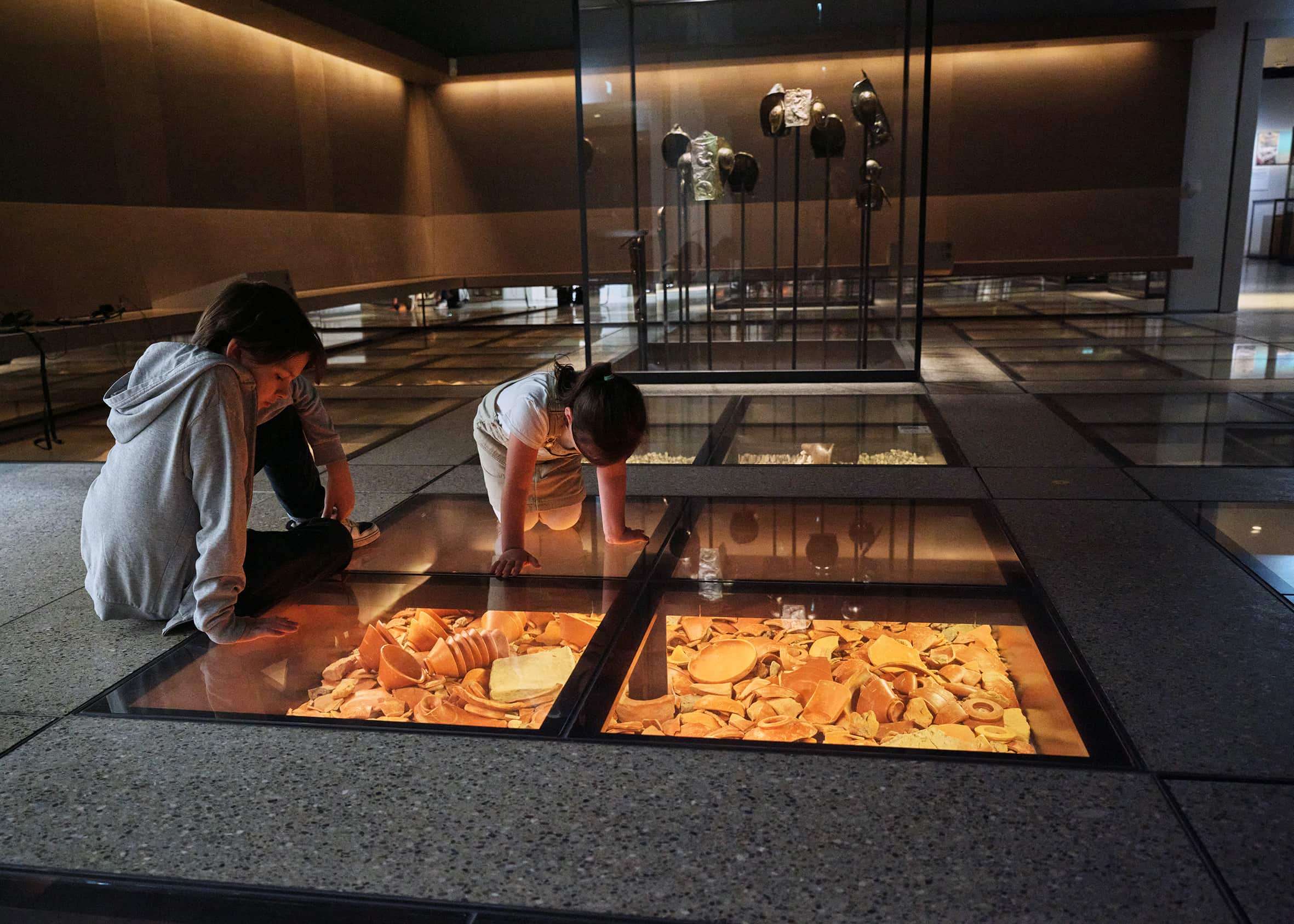 Formed like archaeological excavation trenches, showcases with objects and assemblages from all periods of Bavarian (pre-)history, and permanent acoustic installations tell fascinating stories to visitors of all ages and backgrounds.