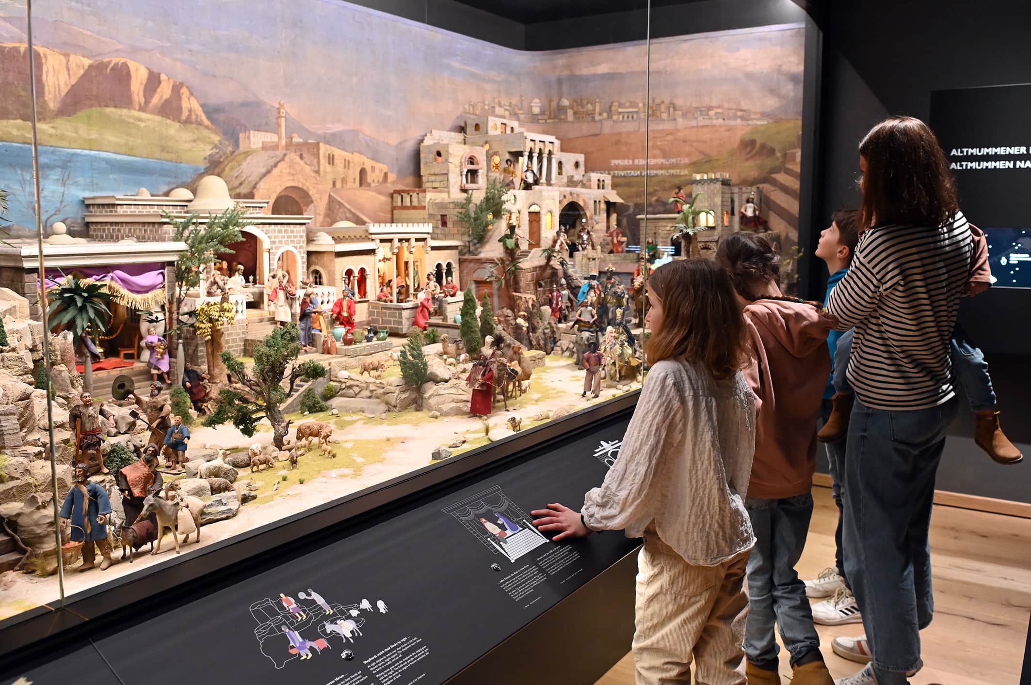 The historic Altmummener Krippe (Altmummen nativity scene).